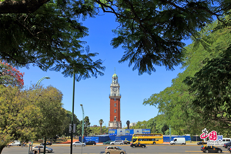 阿根廷国旗升起在纪念碑与钟楼间