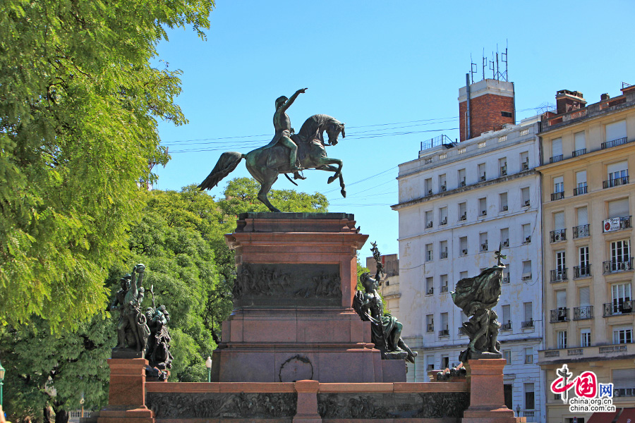 广场中央立着圣马丁纪念碑