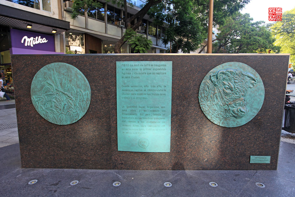 青铜牌，上面刻着：1813 年爱国者在这里唱响阿根廷国歌；解放者圣马丁曾率领部队在街上走过