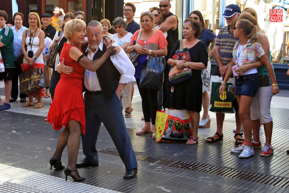 佛罗里达大街上的探戈，舞者不分年龄