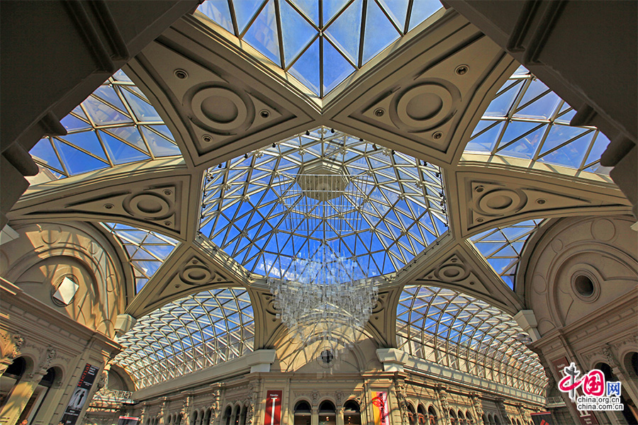 中央透明的八瓣花朵穹顶的造型，是将传统建筑现代化表现
