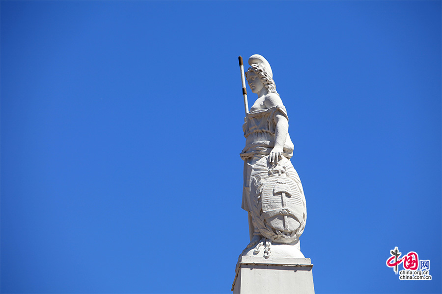 纪念碑顶端是自由女神像