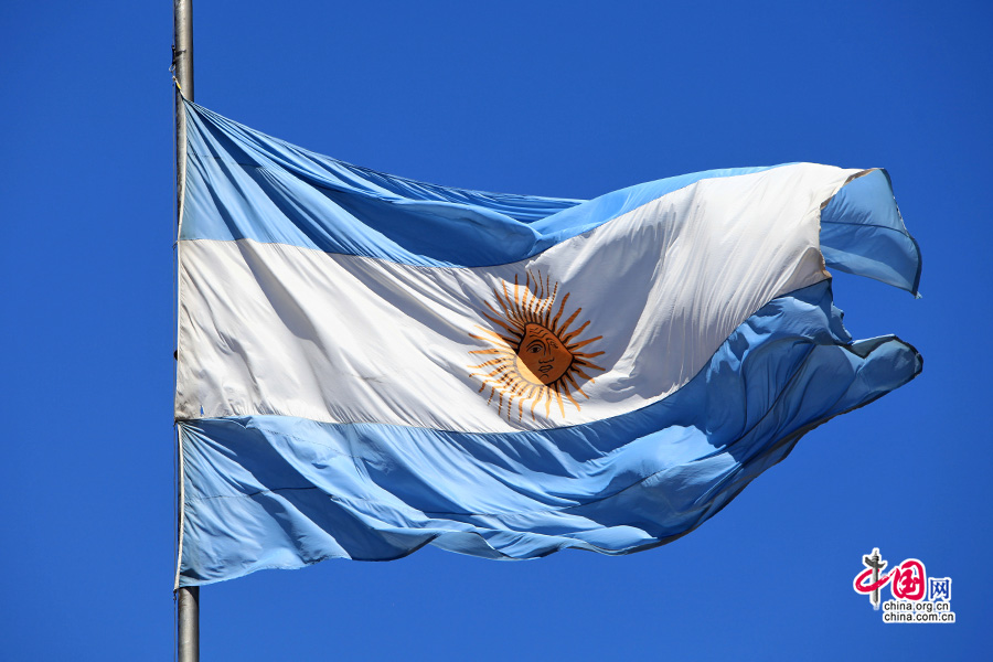 阿根廷国旗飘扬于广场中央