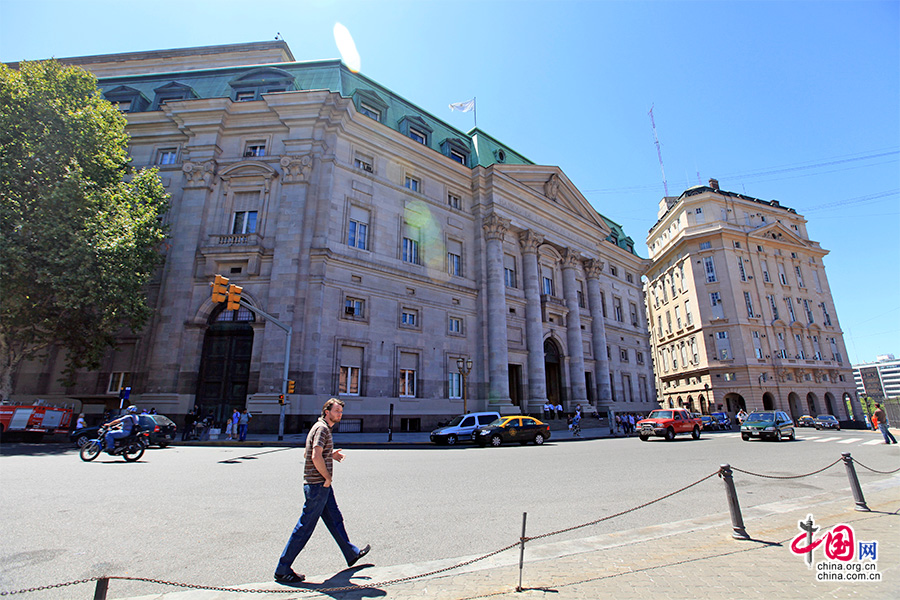 广场一侧的阿根廷国家银行（左）与情报局（右）