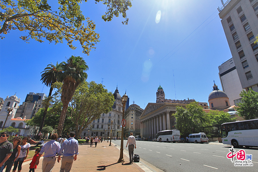 五月广场一角上矗立着阿根廷布宜诺斯艾利斯主教堂