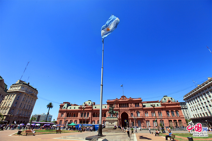 五月广场的北侧占侧着规模宏大的总统府