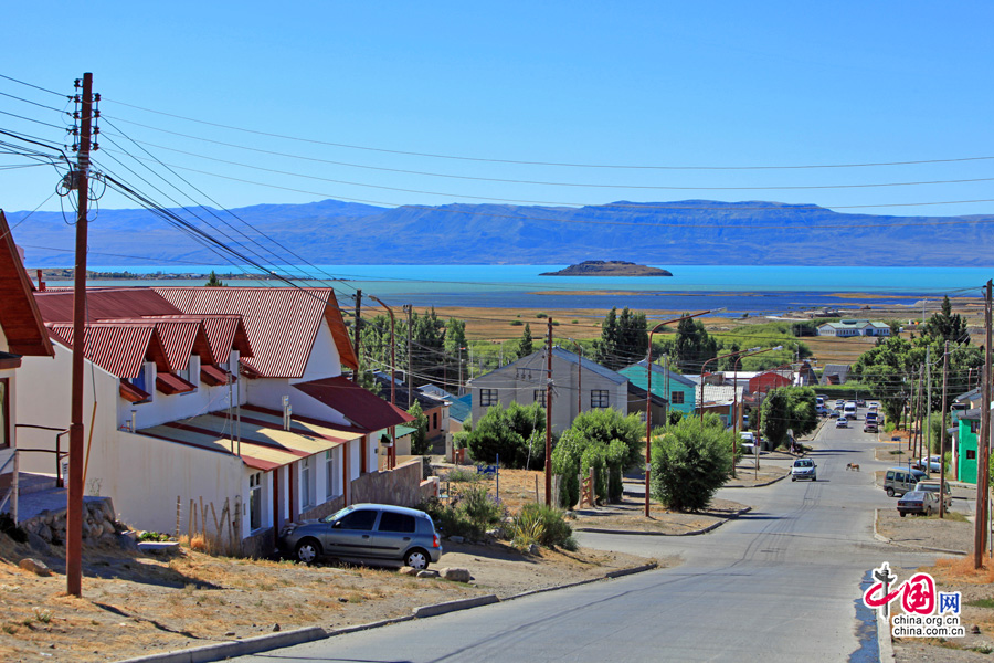 起伏的小鎮與斑斕的阿根廷湖
