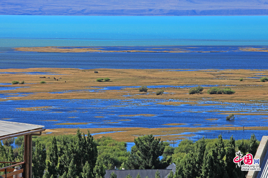 阿根廷湖交織著各種藍色，深