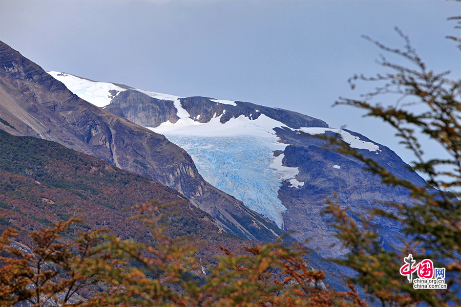 一片淡蓝色的冰川从山间蔓延而下，如凝固的飞瀑，气贯如虹