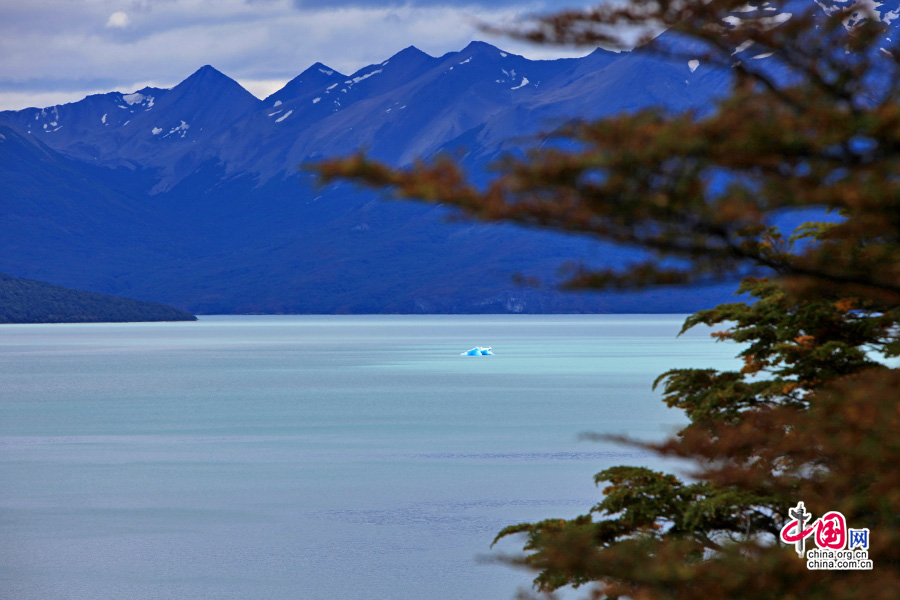 湖面上的冰山一角，如蓝宝石般晶莹剔透