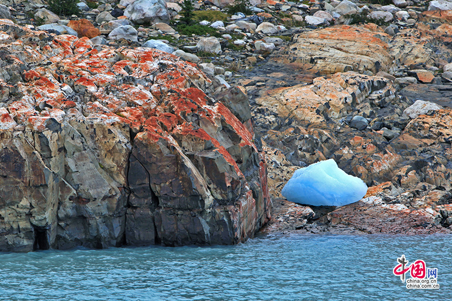 有些浮冰被冲到了岸上
