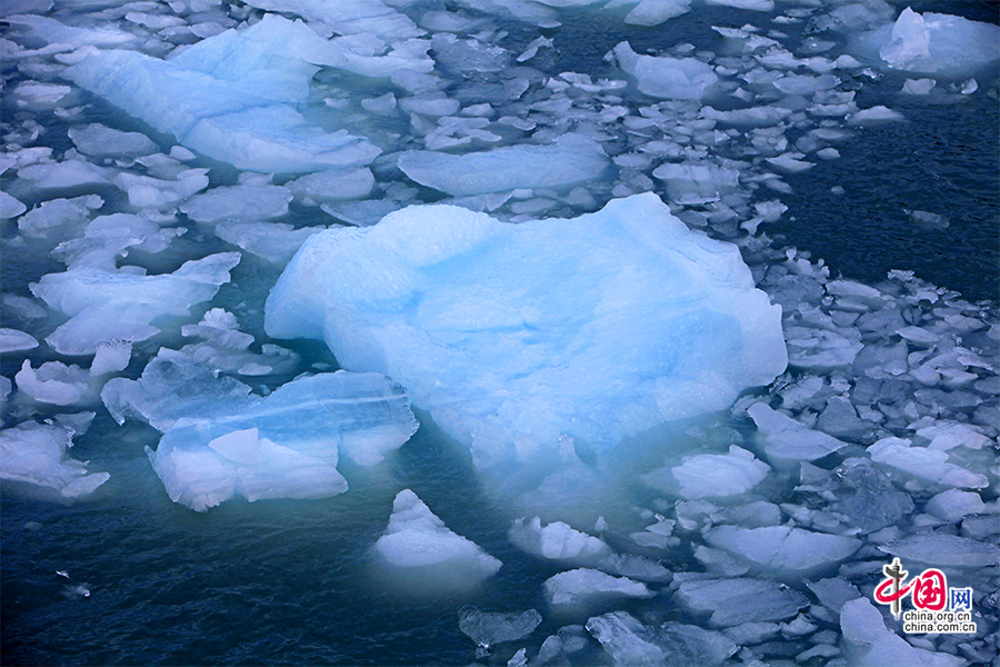 这些露出水面一角的冰块下面藏着巨大的体积