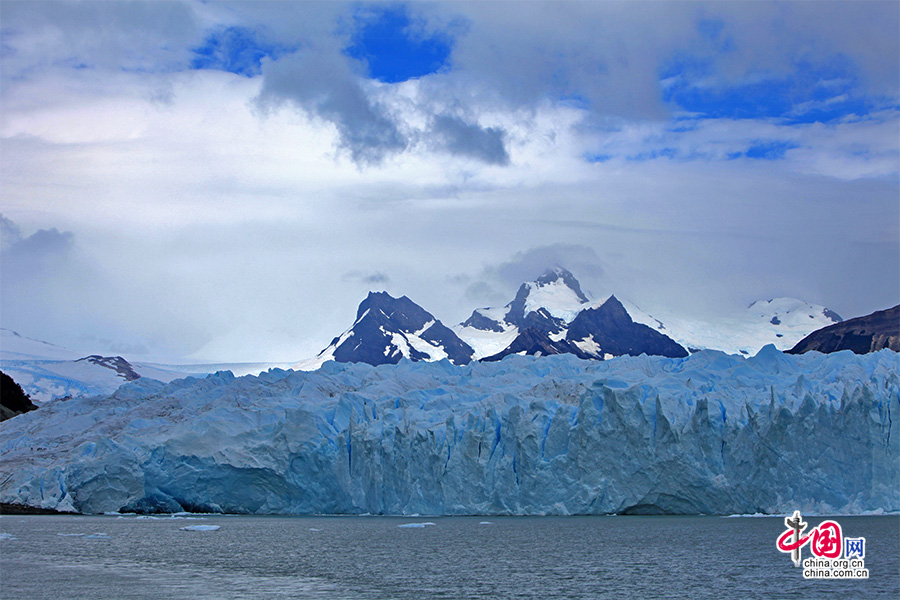 游船逐渐接近大冰川