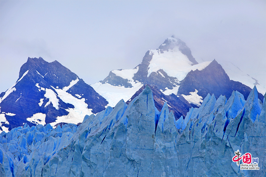 俯瞰冰川顶是尖尖的山峰状