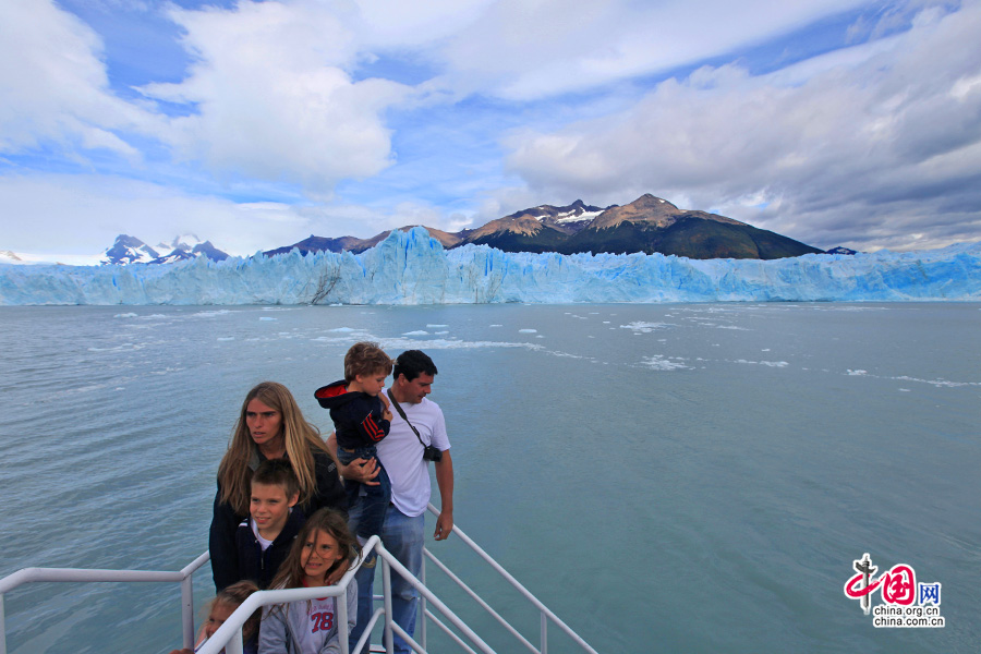 接近冰川时甲板上游客们的留影