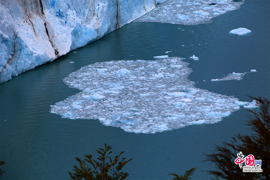 位于阿根廷湖主湖这边的冰川不断地崩塌于湖面
