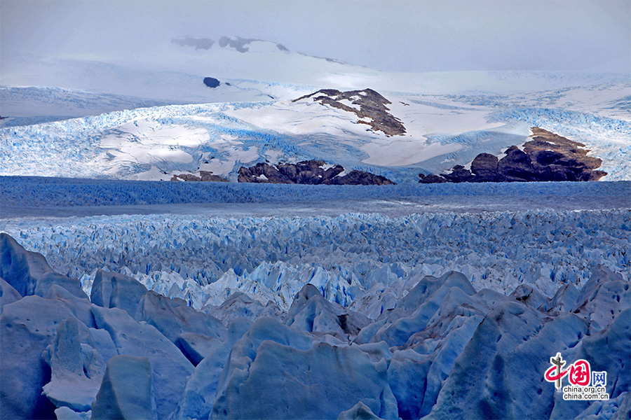 冰川从山峰一直蔓延至山脚