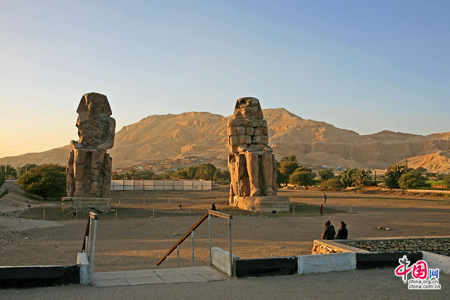 它们本是埃及历史上一座规模最大的祭庙前的两尊石像