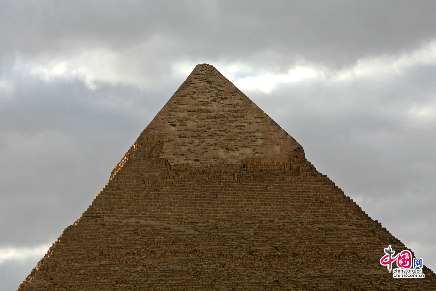 海夫拉金字塔有着原本的塔尖