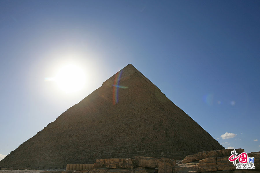 最初金字塔外覆盖着一层光滑的泥灰