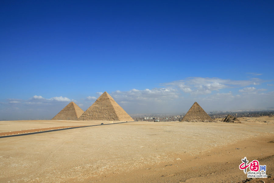 从左至右分别是胡夫，海夫拉与门卡乌拉金字塔