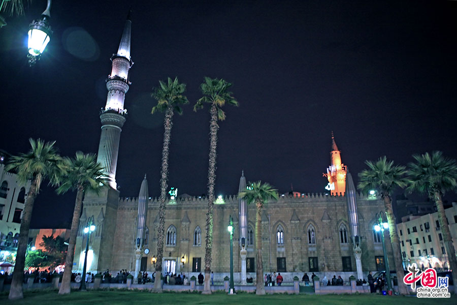 夜色下的侯赛因清真寺