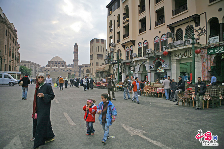 哈里里市场街的尽头是开罗最知名的清真寺——爱资哈尔清真寺