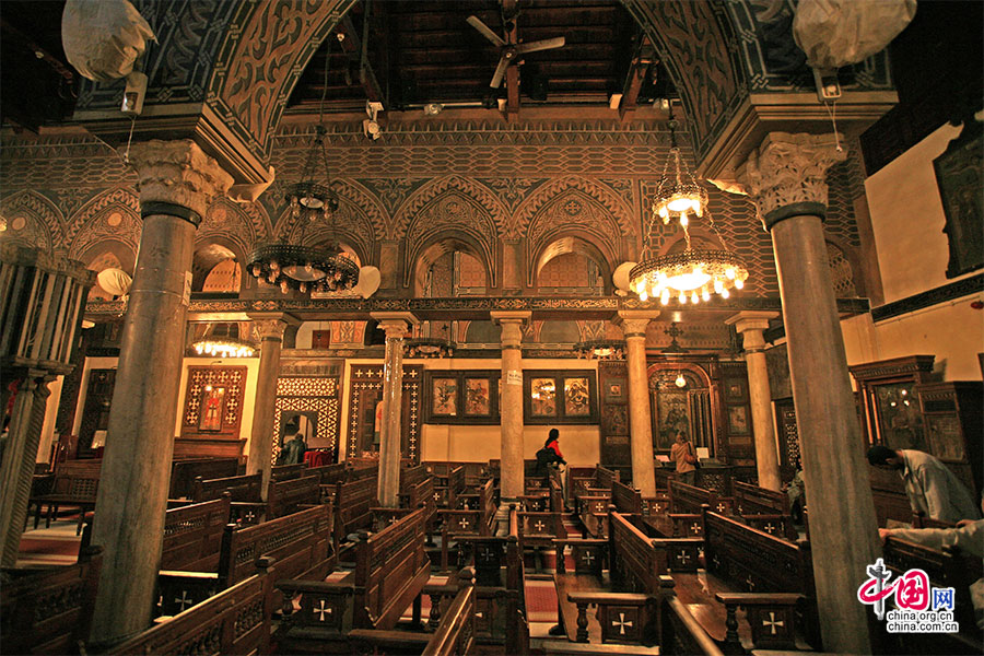 教堂内部装饰透出古老与神圣的气氛，并夹杂着伊斯兰风情