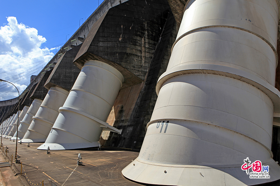 大壩上18個的巨型發電機組注水管