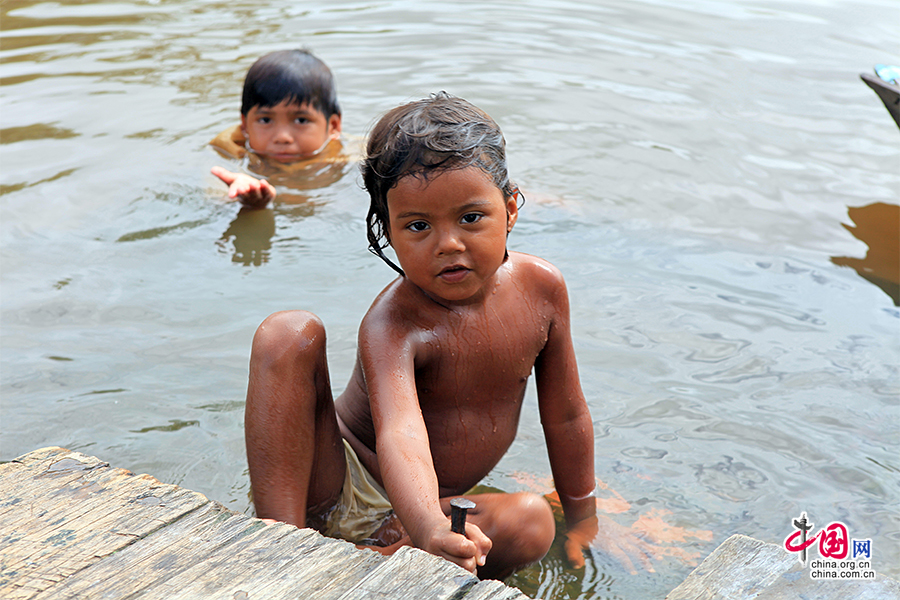 水是亚马逊人成长的伙伴