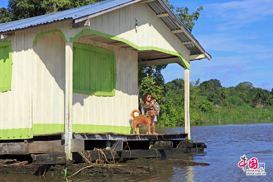 河边一家孤独的水上屋