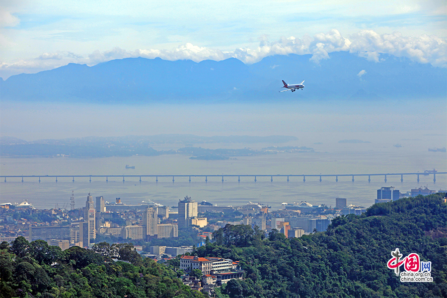 繁忙的空中线路与14公里的跨海大桥