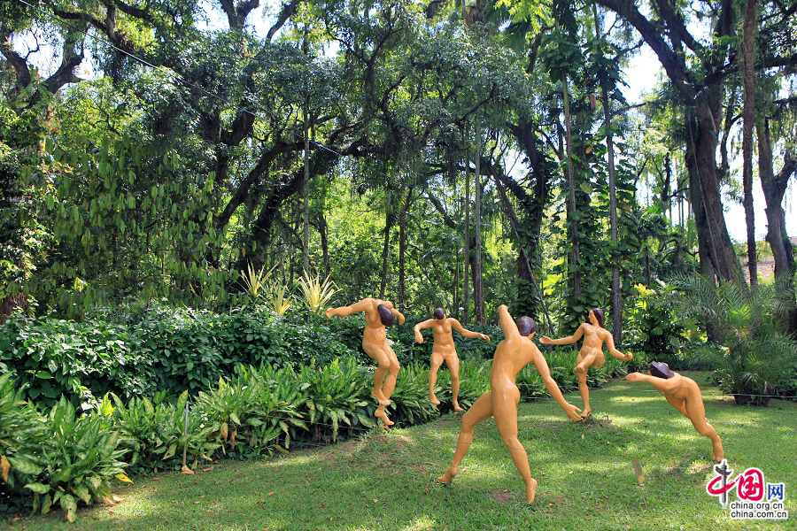植物园门口的以野兽派画家马蒂斯的名画《舞蹈》为原型的雕塑
