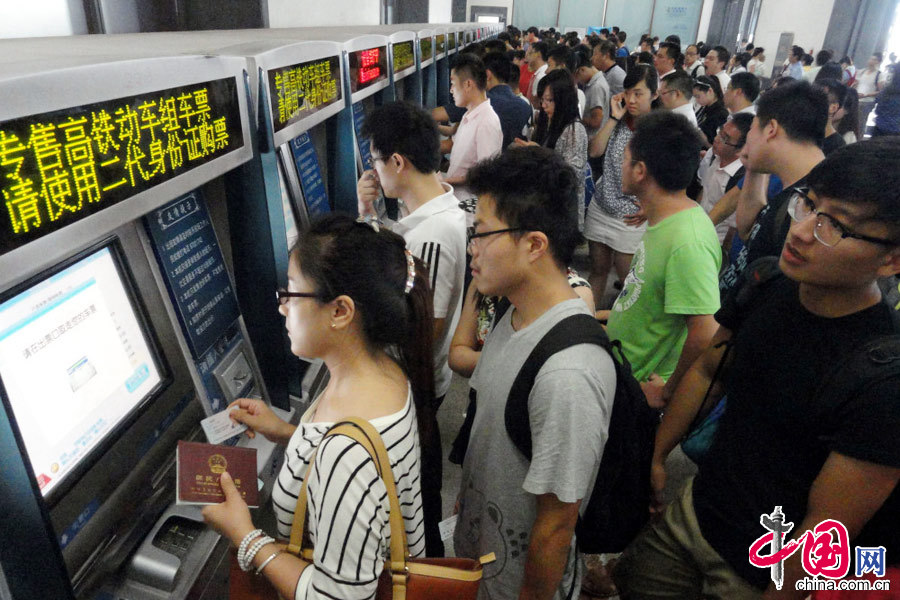 8月31日，旅客在江蘇蘇州火車站自助售票機上購買火車票。 中國網圖片庫王建康攝影