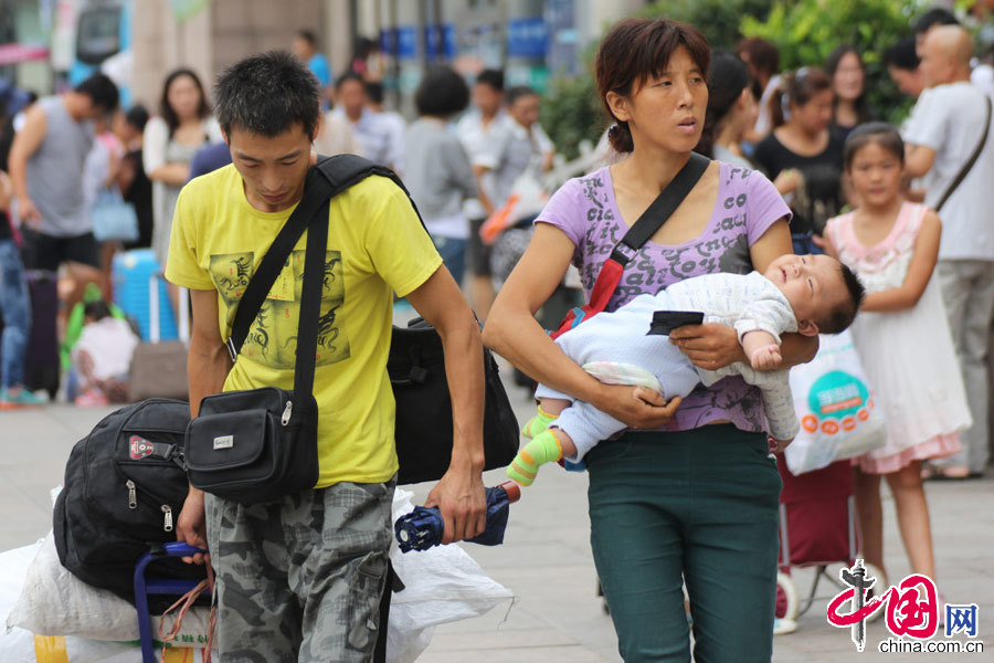 2014年8月31日，旅客在青島火車站趕火車。 中國網圖片庫黃傑顯攝影