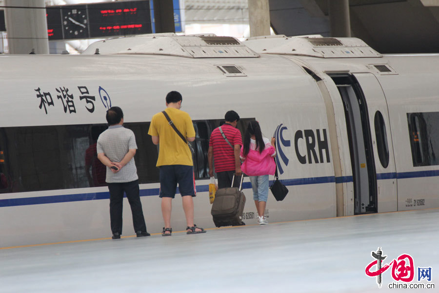 2014年8月31日，旅客在青島火車站乘坐高鐵動車組列車出行。 中國網圖片庫黃傑顯攝影
