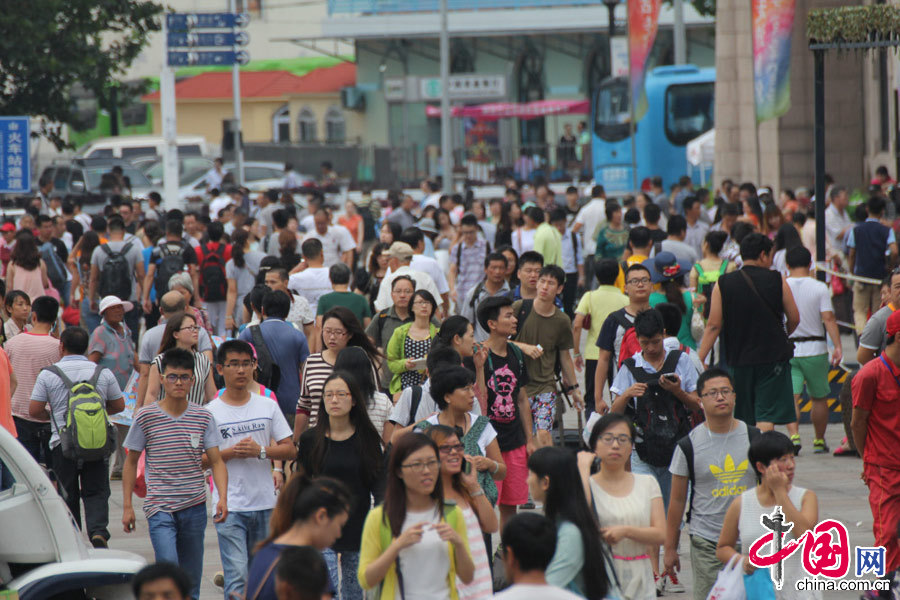 2014年8月31日，旅客在青島火車站趕火車。 中國網圖片庫黃傑顯攝影