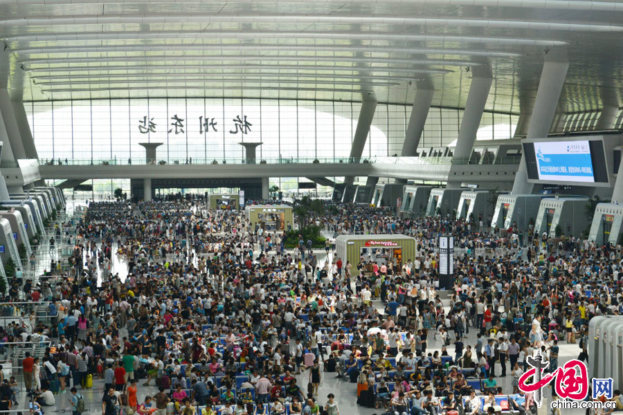 2014年08月31日，浙江省杭州市，旅客在鐵路杭州東站候車大廳在候車檢票。 中國網圖片庫 龍巍攝影