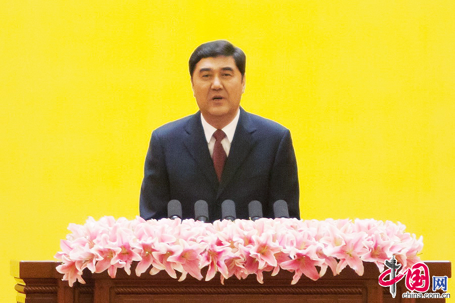 2014年9月1日，第四届中国—亚欧博览会在乌鲁木齐正式开幕。图为新疆维吾尔自治区主席努尔·白克力主持会议。 中国网记者 郑亮摄影