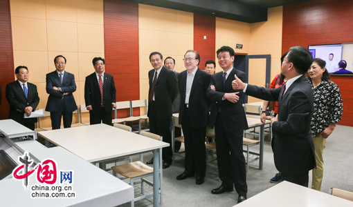 法政集团董事长王广发为大家演示王府学校的卫星同步教学系统