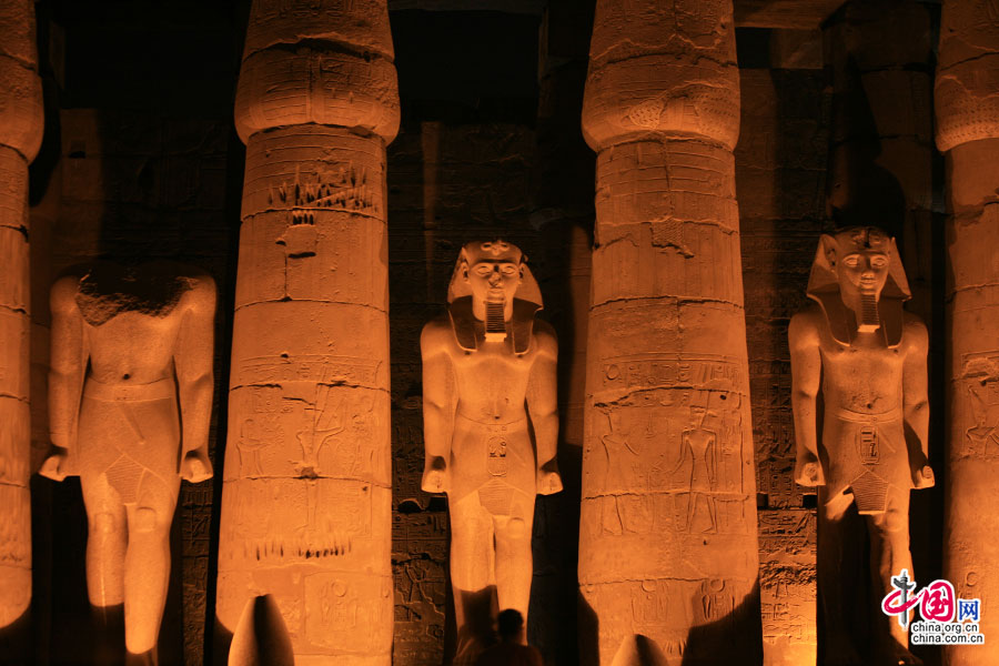 入埃及记(十三)卢克索神庙，拂去黄沙的夜色