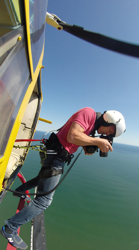 摄影师悬挂直升机外 千米高空拍海滩美景
