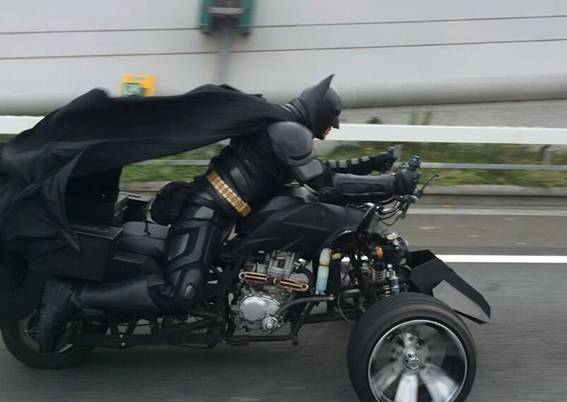 日本高速公路惊现“蝙蝠侠”引热议