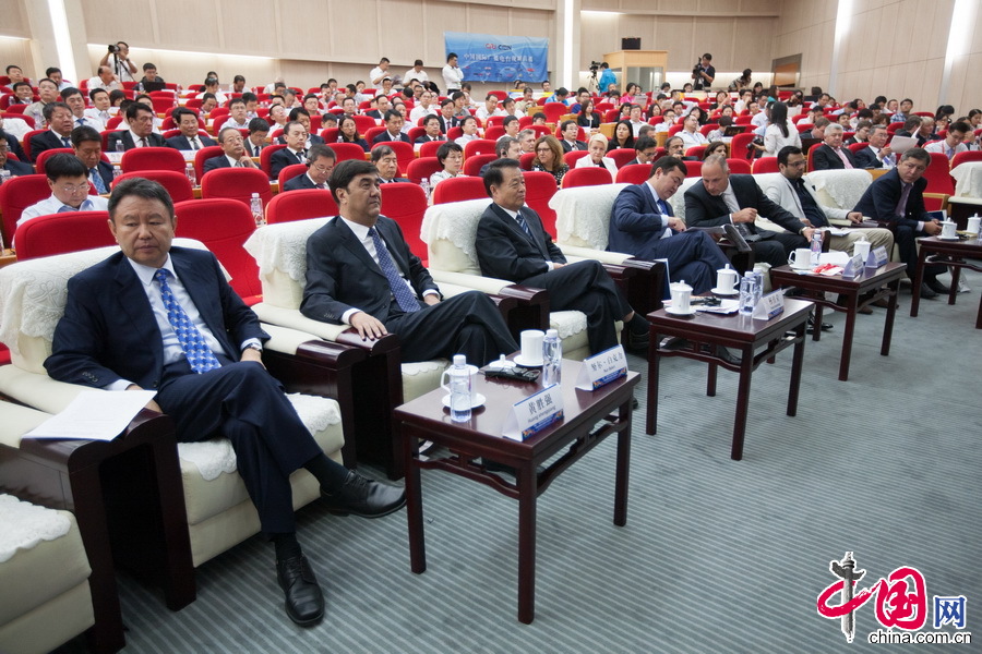 9月2日，丝绸之路经济带交通运输峰会在新疆国际会展中心学术厅举行。图为峰会现场。 中国网记者 郑亮摄影