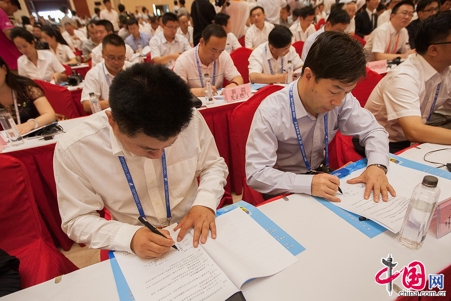 2014年9月2日，亞歐博覽會“共建絲綢之路經濟帶推介會暨重點項目簽約儀式”在烏魯木齊召開。圖為與會代表現場簽約。中國網記者 鄭亮攝影