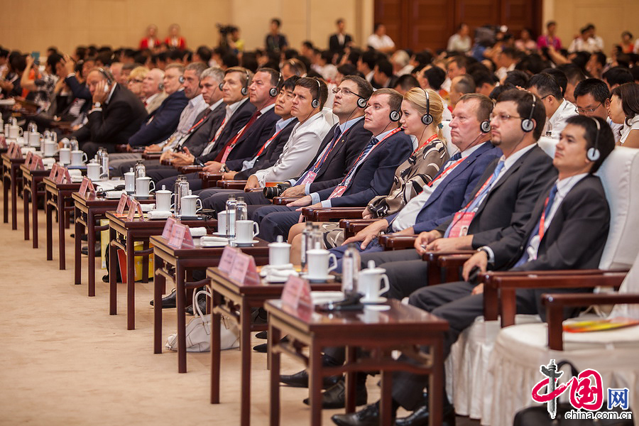  2014年9月2日，亞歐博覽會“共建絲綢之路經濟帶推介會暨重點項目簽約儀式”在烏魯木齊召開。圖為參加簽約儀式的外國嘉賓。中國網記者 鄭亮攝影