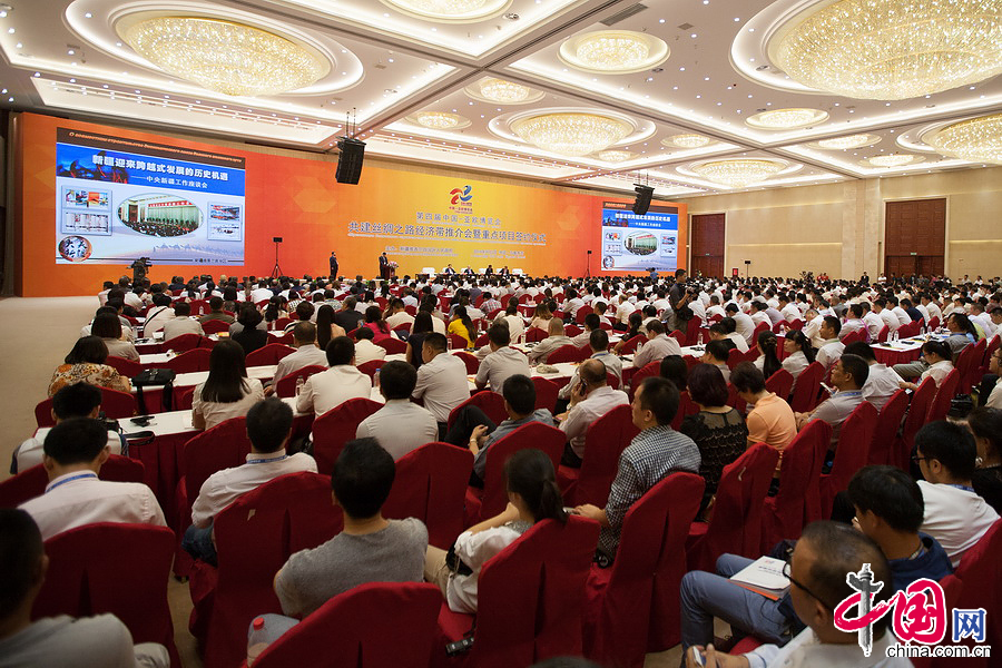 2014年9月2 日，亞歐博覽會“共建絲綢之路經濟帶推介會暨重點項目簽約儀式”在烏魯木齊召開。圖為大會現場。中國網記者 鄭亮攝影