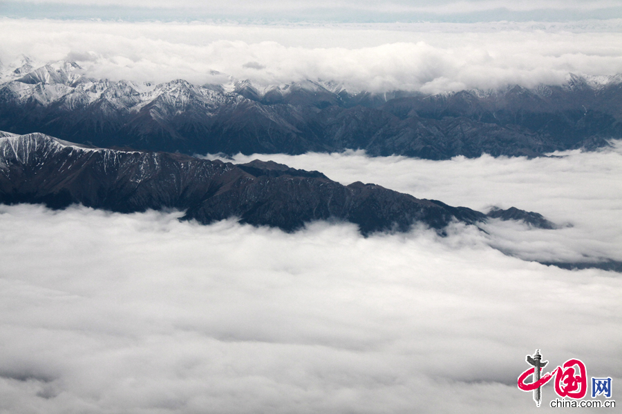 这是5月30日航拍的天山。 中国网记者 李佳摄影