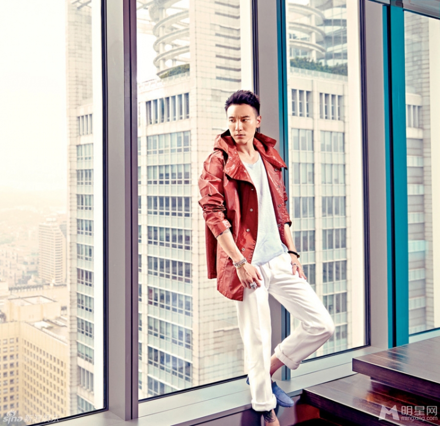 王阳明半裸秀肌肉 霸气纹身令人咂舌(图)_生活