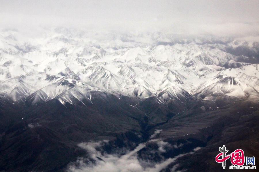 這是5月30日航拍的天山。 中國網記者 李佳攝影